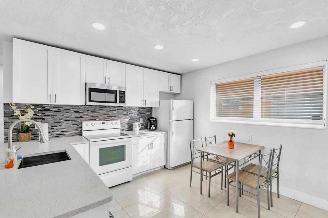 2 Bdrm Modern House Mins From Beach & Casino Hb1 Халландейл-Бич Экстерьер фото